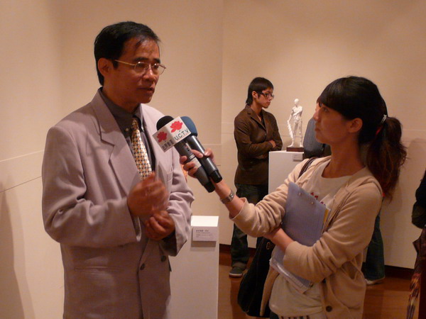 作者陳振輝教授接受電視台記者採訪